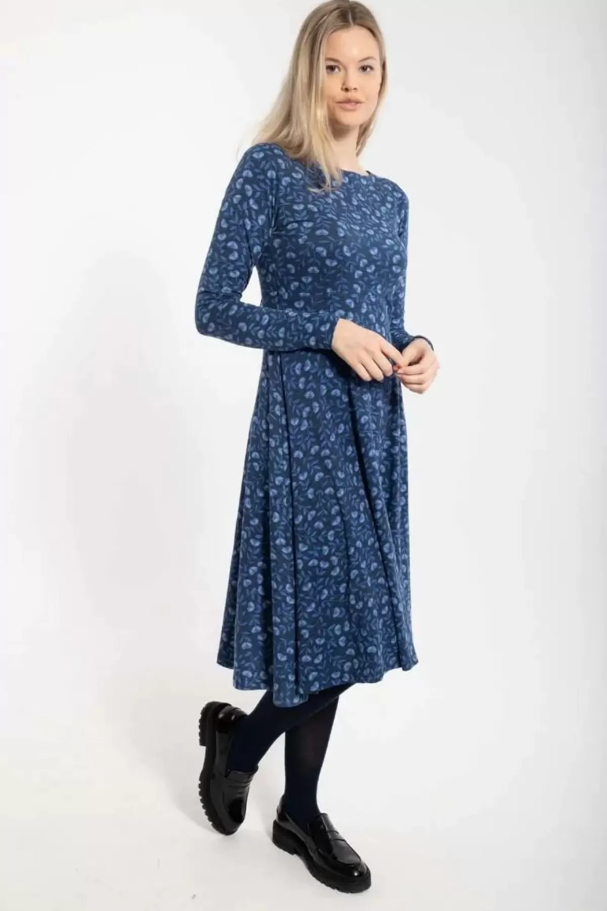 Danefæ Kleider>Organic - Danesigrid Viscose Dress Marine/Cold Blue Fleurie